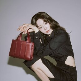 Whitney Bag dari Max Mara: Kembali Bersinar di Ulang Tahun ke-10