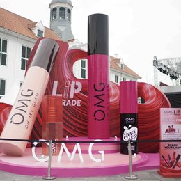 OMG Lip Parade: Lipstik Raksasa di Kota Tua