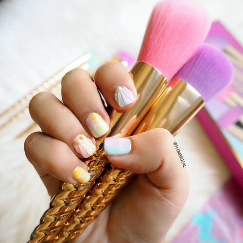 <div class="photoCaption">When the unicorn trend is going strong~ 😍😍 Loving my new mermaid/unicorn manicure!! Have a great Sunday everyone ❤ #clozette</div>