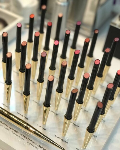 <div class="photoCaption">Guess what's the new lipstick that's coming to town next month?? 💋💋 @hourglasscosmetics Confession Ultra Slim High Intensity Lipstick!! The ultra slim and sleek packaging is so sexy and cool! 😍😍 Happy Friday everyone~~ ❤❤ #clozette</div>
