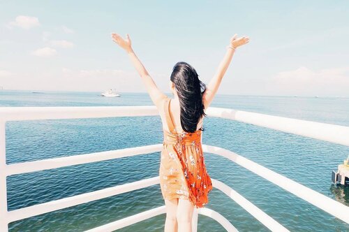 <div class="photoCaption">Standing at the tip of a big ship made me realize one thing: life is short to be stuck in one place. Explore 🌊 #hkristinetravels #clozette</div>