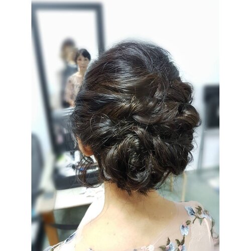 <div class="photoCaption">H A I R S T Y L I N G | Short hair updo for Dior's mother. Her original hair length was at the base of her neck, no extensions used! 🤗
.
.
#sghair #hairstyling #shorthair #elegantupdo #twistbraids #bridal #bridalhair #bridalupdo #bridalhairstyles #chignon #weddinginspirations #sgbridal #weddinghair #singaporebrides #sgig #sgweddings #clozette
#ヘアメイク #ヘアアレンジ #ウェデイングメイク #メイクアップアーティスト #シンガポール #prewedding #solemnization</div>