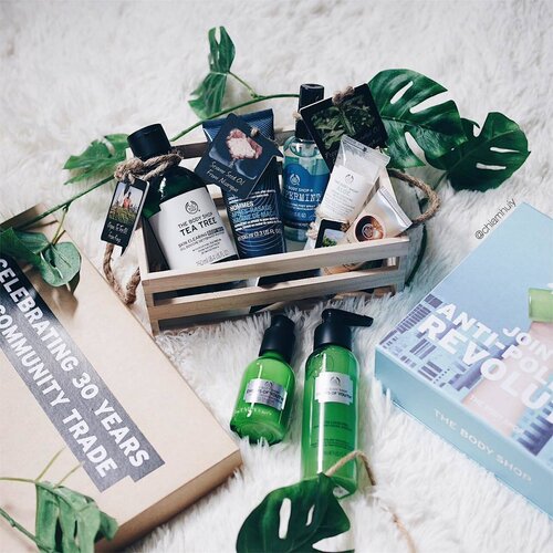 <div class="photoCaption">It's been 30 years of giving back to the community, thank you @thebodyshopsg for the three decades of community trade! I'm so proud of you and the good cause behind your products, not forgetting the fact you're against animal cruelty and testing 🐰❤️ Looking forward to try your new addition- the #dropsofyouth Youth Fresh Emulsion and Youth Liquid Peel! 💚💚💚 Thank you #thebodyshopsg and @wom_sgpr for sending these lovely parcels over 😇😇</div>
