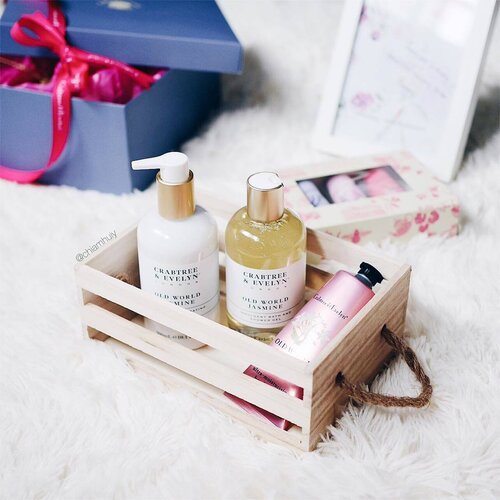<div class="photoCaption">I just got my lovely mother covered 😉💋 If you are looking for the perfect gift the Mother's Day🌹, make sure to check out @crabtreeevelynsg #mothersday Heritage Body Care Collection, consists of Bath Gel, Body Lotion and Hand Therapy. This collection features three body care lines: Florentine Freesia, Old World Jasmine and Venetian Violet. PS, Old World Jasmine smells incredibly therapeutic and amazing! 🌼🌼🌼</div>