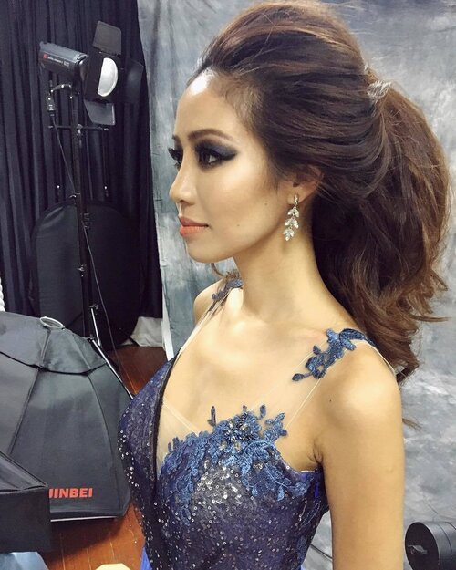 <div class="photoCaption">This is where my thick hair comes into good use. 😅 Loving the matching blue eyeshadow.</div>