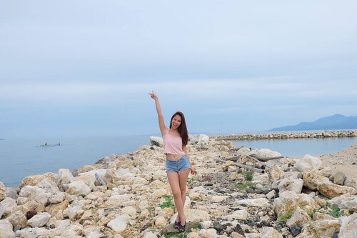 <div class="photoCaption">Spreading nothing but good vibes and more touristy shot in this case. ✌🏼😂</div>