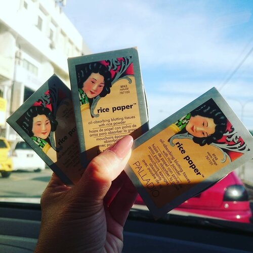 <div class="photoCaption">Weather is so freaking these day and finally I can put this Palladio Rice Paper Blotting Tissues into good test before sharing my review.
Interestingly this is blotting paper has two sides, one side matte to blot away shine and another side powdered for touch up. Comes in 3 shades to fit your skin tone! Anyone tried this before?
#palladio #ricepaper #bblogger #clozette #beauty #instabeauty #sgig</div>