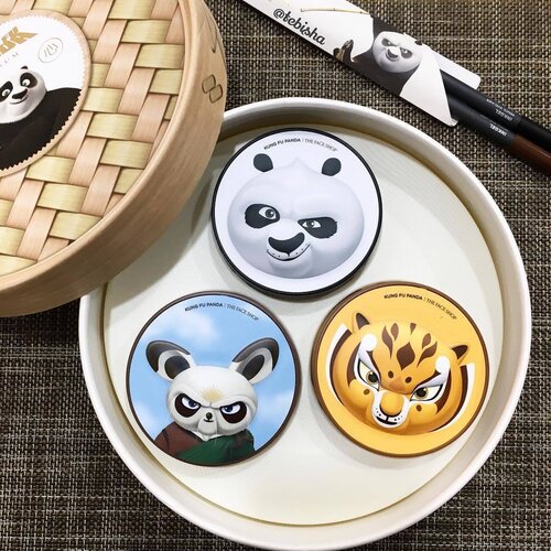 <div class="photoCaption">DreamWorks Kung Fu Panda x THEFACESHOP Special Dimsum Set!
🐼PO - Oil Control Water Cushion SPF50+ PA+++
🐭Master Shifu - CC Ultra Moist Cushion SPF50+ PA+++
🐯Master Tigress - CC Intense Cover Cushion SPF50+ PA+++
🖤Inkgel Pencil Eyeliner in 01 New York Black and 04 Choco Latte
Cushion available in shade V201 and V203
This limited edition set is available at all @thefaceshop_sg stores for $119/set
Grab this worth collectable kit before all gone!
#thefaceshop #thefaceshopsg #dreamworksxthefaceshop #kungfupanda #bbcushion #cccushion #makeup #beauty #clozette #kbeauty #koreanbeauty</div>