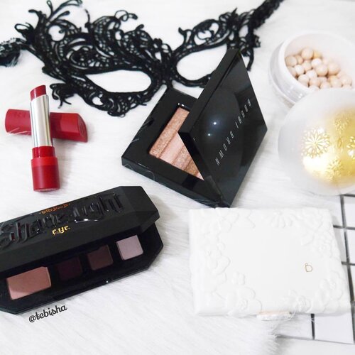<div class="photoCaption">#motd for company's masquerade theme lunch later.
Monochrome + a touch of red 💋🖤
#makeupoftheday #masquerade #makeup #beauty #katvond #rimmellondon #rimmellondonsg #bobbibrown #bobbibrownsg #guerlain #guerlainsg #benefique #clozette</div>