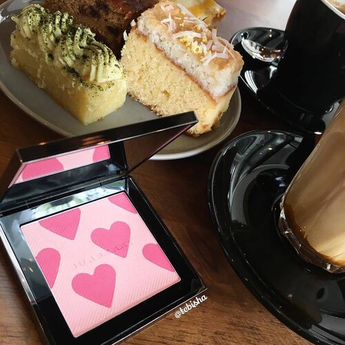 <div class="photoCaption">How's your long weekend break so far?
My weekend started off with great brunch date with hubby and nua-ing at home for the past 2 days.
💕Close up on my Burberry First Love Blusher Highlighter ☺️
#burberry #burberrybeauty #burberryfirstlove #blusher #highlighter #makeup #beauty #clozette</div>