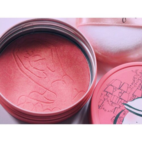 <div class="photoCaption">I don't know if this Dreaming Swan Collection by 'Etude House X Kerrie Hess' Eyeshadow/Blusher is still available but, IT'S SO PRETTY!!! This has a silky primer powder covering tiny pore softly to make smoothly blurred cheeks and clear fresh eyes makeup. 😍
@joankeem made me buy this! 😁
▫️▫️▫️▫️▫️▫️▫️▫️▫️▫️▫️
#makeupaddict #makeupporn #makeupjunkie #makeupmafia #makeupgeek #makeuplover #photooftheday #makeupmess #beautyjunkie #makeupvanity #makeupholic #makeup #makeupph #beauty #bbloggers #bbloggersph #clozette #etudehouse #blusher #eyeshadow</div>