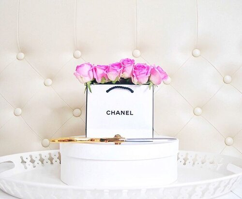 <div class="photoCaption">A flower box i DIY'd from the bouquet of roses i got the other day ♥️ I used to think i dont like receiving flowers so much since they die anyway — like pls give me makeup instead 😁🙈 But the more i get them the more i understand the joy in it. I like how time stops a little the moment your special someone hands the flowers to you :)</div>