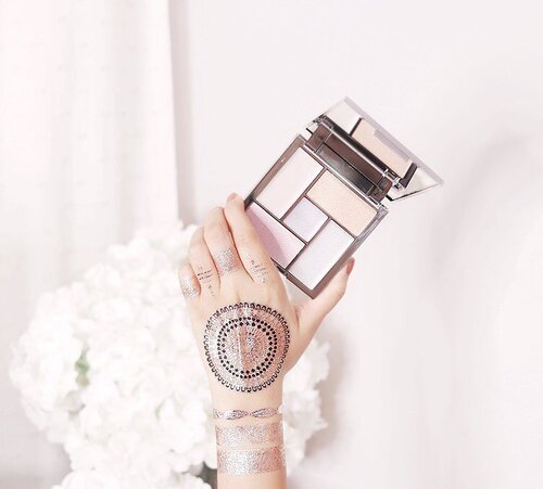 <div class="photoCaption">Leave it to @sleekmakeupph to create the most creative shining-shimmering-splendid makeup palettes ♥️ — multi purpose highlighting palette in distorted dreams ✨ #sleekmakeupph</div>
