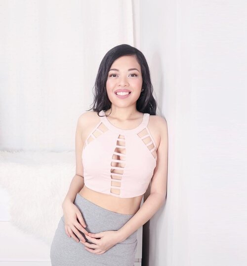 <div class="photoCaption">Wearing my blogs colors ☺️ I just published a post / rave on how good @cathydollphils Nude Me Liquid Lip Matte line are on the blog. Wearing the shade 07 Moss Rose here. Come check it out :) #cathydollph
•
Pink top from @zaful</div>
