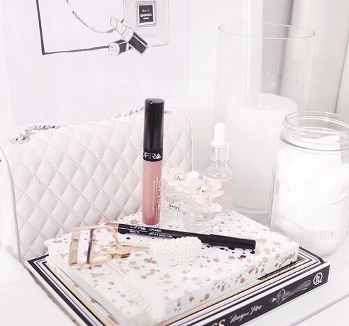 <div class="photoCaption">I love the new @ofracosmeticsph x @glamourboxph "Manila" shade lip cream and mauve lip pencil. It's nice nude shade that I'd imagine Kim Kardashian would wear. The quality is so good too ♥️ #ofracosmeticsph #glamourboxph</div>