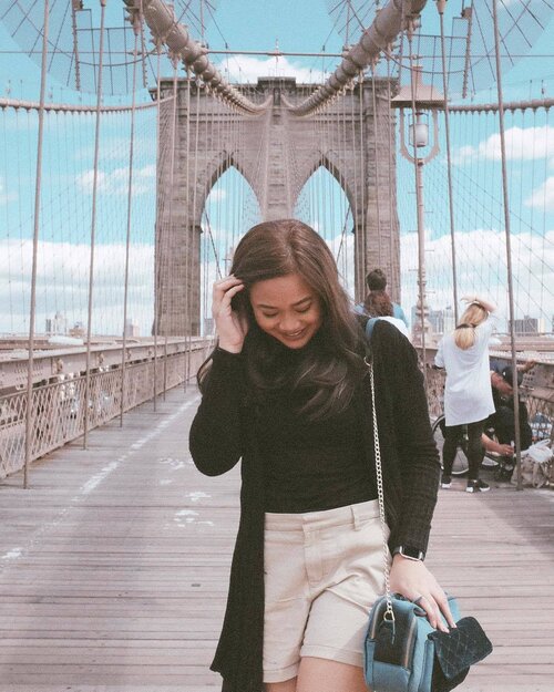 <div class="photoCaption">Slowly learning how to embrace the beauty of uncertainty. Have a lovely Thursday! 📸: @tpanaguiton #clozette</div>