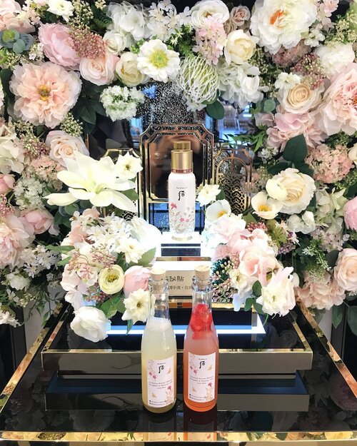 <div class="photoCaption">Congrats to @thehistoryofwhoo_sg on the opening of your new beauty counter at @tangssg @vivocitysingapore last weekend! Thanks for having us & we truly have enjoyed ourselves!
•
Here's a photo of the 2017 Royal Beauty Special Edition of Bichup 1st care Moisture Anti Aging Essence. And because the floral decorations were way too pretty to be forgotten, we placed our refreshing drinks at the decoration stand for a photo!
•
We had lipsticks engraved with names at the event & all the guests bagged home a generous goodie bag of luxury skincare. Will be sharing more on my next 2 posts! Stay tuned! 🌸🌷
•
#whooistwo #thehistoryofwhoo #thehistoryofwhosg #koreanskincare</div>