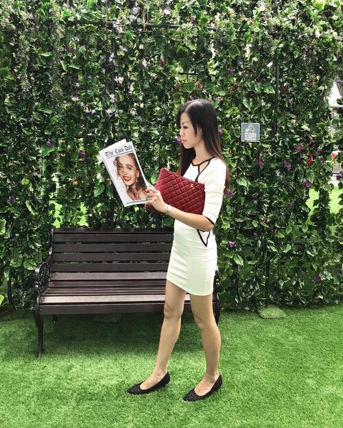 <div class="photoCaption">The journey of a lifetime starts with the turning of a page.
#thecocodaily #chanelbeauty #chanel #lifequotes #quotes</div>