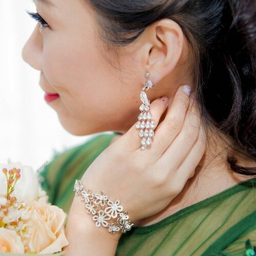 <div class="photoCaption">It was less than one week ago when I donned this beautiful pair of Peacock earrings matched with this gorgeous and versatile flower bracelet from @chomel_accessories. 👑 As my evening gown was peacock inspired, it was love at first sight! 💞 Picking the bracelet was not as easy though as Chomel offers so many different designs in-store at very affordable prices! Fortunately I had the help of the kind ladies at #ChomelSG to pick this elegant bracelet which I could wear for my second dress as well. 😄
BTW, Chomel is having a GSS sale where you'll get a free pair of infinity earrings or a strand of faux pearl necklace on top of the various discounts in store! 😍😍😍 I bought all my bridesmaids and family gifts from Chomel and was thrilled when I got my freebies haha!
More wedding photos are coming in and I can't wait to show everyone what I picked for my second gown! 😚
#clozette</div>