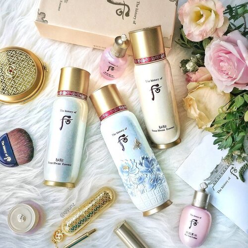 <div class="photoCaption">Congratulations to @historyofwhoo_sg on the launch of your brand new store at #TangsSG @Vivocity! You got to check out the gorgeous LE History of Whoo Bichup First Care Moisture Anti-Aging Soon Hwan Essence 💖, which I'm currently on my third bottle! Here I have last year's LE bottle. My girl @tebisha got a gorgeous shot of this year's edition so hop over there to take a look.
As part of their GSS promotion, this essence comes in a special set consisting of the LE upsized bottle, travel size GongJinHyang Seol Hydrating Balancer & Emulsion as well as a miniature Cushion Sun Balm. Exclusively available at Tangs Orchard & VivoCity counters.
For now I'm gonna pat on some of these heavenly essence and wave good 🌜🌛⭐ #historyofwhoo #soonhwanessence #beautyflatlay</div>