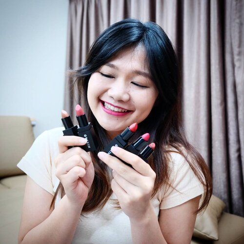 <div class="photoCaption">💋 "Give a woman the right lipstick and she can conquer the world" || Puckering up to 5 New lipcolor from G9 Skin First Lipstick series. Totally love how easily it glides on my lips and adds that healthy glow to my face even when I have no make up on.
Let me know which color is your favourite. Swatches and more photos updated on the blog. Link in bio ❤</div>