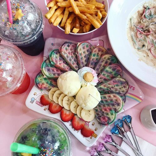 <div class="photoCaption">Made it to the Unicorn Cafe to make sure I dream of rainbows and rainbow sprinkles 😍🌈❤️ #michbites #michhysauroustravelogue #michhysaurousgoestobangkok #clozette #waffles #carbonara #rainbow #unicorn #unicorncafe</div>