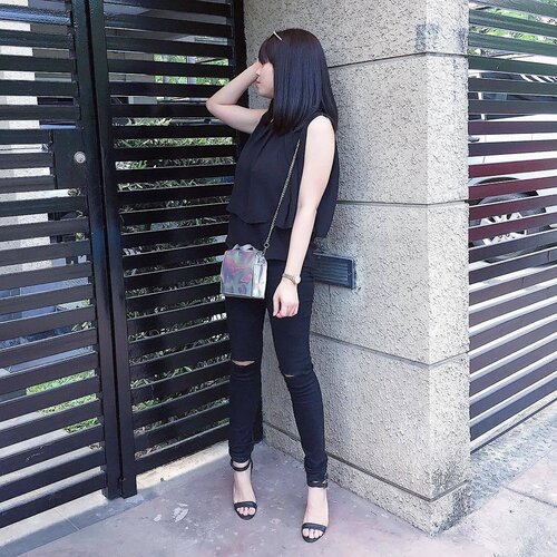 <div class="photoCaption">This is how you solicit in style. Tao po, mangangalap lang po sana ng kaunting barya. 😂 @kuxeh0124 @arizia11 .#vsco #ootd #basic #rippedjeans #clozette #micaordinates📸: @icadeleon</div>