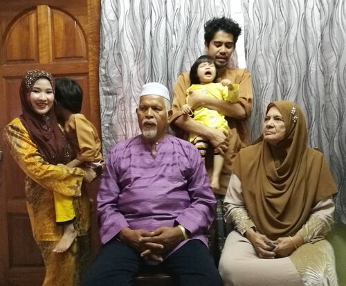 <div class="photoCaption">Another epic fail when tangkap gambo family.. sorang-sorang got their own stories to tell weii.. gambo orang lain semua boleh kaku keras.. yang ni hmmph 😂😂😂 neway selamat hari raya maaf zahir dan batin from us !
#SelamatHariRaya2017
#HappyEid2017
#TeamPahang
#CoklatKuning
#MyHappyFamily
#syafierayamincom #blogger #iger #igermalaysia #BeautyBlogger
#Malaysianblogger #lifestyleblogger
#lovetheraphy #art #artist
#youtuber #clozette #influencer #like4like
#comment4comment #mommyblogger #ClozetteBloggerBabes #shopmyenvicase
#influencer
#youcanbeanything</div>