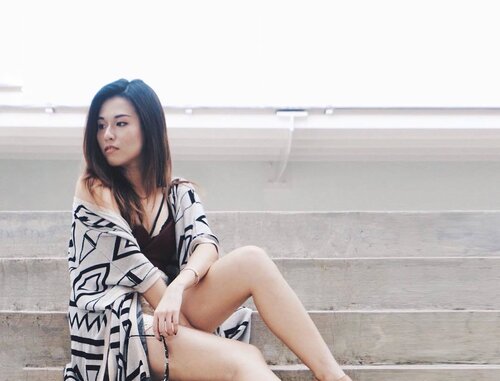 <div class="photoCaption">Was probably looking for food. Flashing my shoulder to @adelinetoh hoping she'll feed me ☹️ but she stole my fried chicken instead hahahahaa
(📷: @adelinetoh ) #clozette #ootd</div>