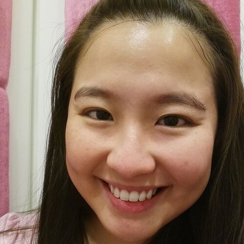 <div class="photoCaption">I'm not a beauty junkie, everyone knows that. I never placed a lot of importance on skincare, I'm the minimalist on beauty regime, almost on the extreme end.
I won't say that this hyaluronic acid hydrating essence changed my life, that's exaggerating and nobody will read on. BUT! It did do some wonder to my complexion!
The first photo is after the 4th and last usage (most ppl used for 3, but you know la, I don't do this often so I lack experience in the amount to apply etc) and the second photo is before using. There's a zit on my nose which disappeared (no using of ANY acne cream only this essence), my freckles are less obvious and those zit marks I have on my chin are a lot lighter. Also, my "fine lines" (I hate to admit this) around my eyes are less visible.
I'm sadly not the kind of girls who would gush about beauty products, but I think that this essence is pretty good and it's a lot more convenient than using a mask, needless to say, the effect is much better than the latter. So, do yourself a favour girls, pm @seakhwee and get yourself one a SGW Hyaluronic Acid Hydrating Essence to try,
YOU ARE WELCOME!
#iFLookBoard #clozette</div>