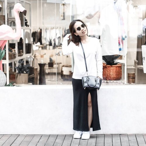 <div class="photoCaption">almost everything in this outfit is gifted 😜 Thank you @jamesnayoan and @tetiruyatihumaira for the comfiest birthday sweater ❤🙏
.
.
.
#ootd #outfit #blogger #fashionblogger #whiteshoes #streetstyle #minimalist #monochrome #like4like #finditliveit #clozetteco #clozetteid #clozette</div>
