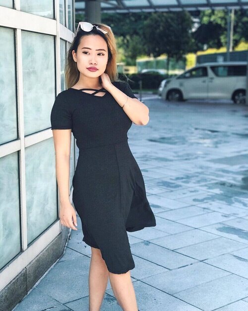 <div class="photoCaption">Appreciating my short respite from work 😌 #ootd #clozette #sgfashionweekly #aboutalook #classyandfashionable #fashiondaily #sgfashionistas</div>