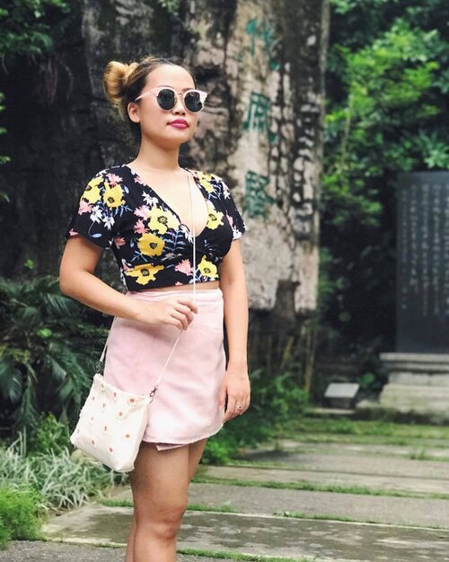 <div class="photoCaption">When you're halfway up the mountain and it starts to thunderstorm 🙄🙄🙄 #guangzhou #fashiondiaries #clozette #ootd #lookbook #aboutalook #classyandfashionable #sgfashionweekly</div>