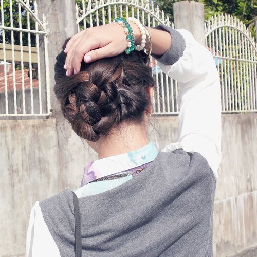 <div class="photoCaption">Don't just bun it. Bun it stylishly. 💜
#hair #hairfashion #hairstyles #instahair #instafashion #clozette #braid #braids</div>