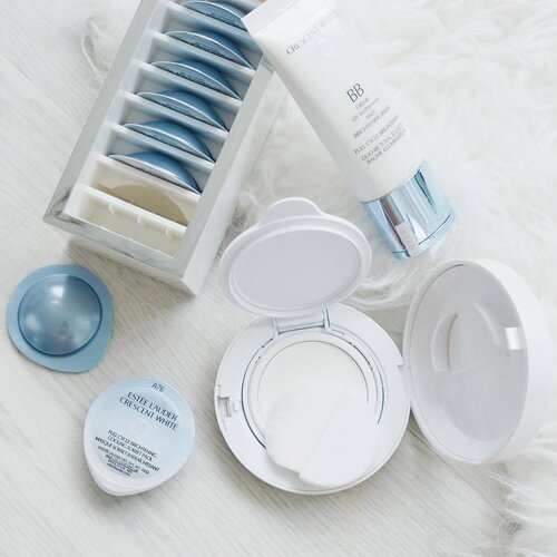 <div class="photoCaption">Here are a few of my favorite things from @EsteeLauder Crescent White Range 💙 The Full Cycle Brightening Cooling Sorbet Pack adds an interesting touch if you're travelling (esp on hot, humid countries) as it not only gives radiance, hydrates and refresh, your skin will also feel 3 °C cooler! Put it in the fridge prior usage for that extra soothing treat x
.
#clozette #bbloggers #beautychat #esteelaudersg #esteelauder</div>