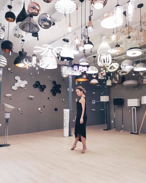 <div class="photoCaption">This week, I share my JB furnishing hunts on the blog (link at bio)! From lights, "branded fans" to even household furnitures that helped us saved some costs here and there... Furnishing sure is an expensive business to make a home complete x
.
#clozette #leneyootd #ootd #operationkitties #sgig #sghomes #collatethelabel #sghomerenovation</div>