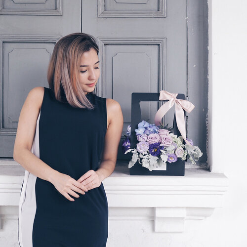 <div class="photoCaption">Enjoying this awesome long weekend with beautiful blooms from @kikiwoodsflorist! Time to recuperate and recharge 💪🏻 x
.
#clozette #leneyootd #ootd #collatethelabel #kikiwoods</div>