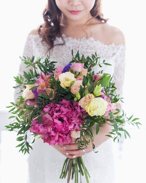 <div class="photoCaption">Thankful to my same brain for entrusting the important 💐 task for her prewedding shoot! I've been so busy with my home reno, to the extent of not having the luxury of time to just chill... I've almost forgotten how therapeutic floral arrangement can be! Looking forward to getting back on track once I'm settled in x
.
#clozette #kittyfleurs #sgbrides</div>