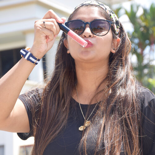 <div class="photoCaption">Lippie Love @so.lek 💋
#solek #gincugang #onceagincualwaysagincu #colorofthemonth #lipstick #matte #beautyblogger #malaysianblogger #clozette #bloggerbabe #fashionblogger #sapphireziva</div>
