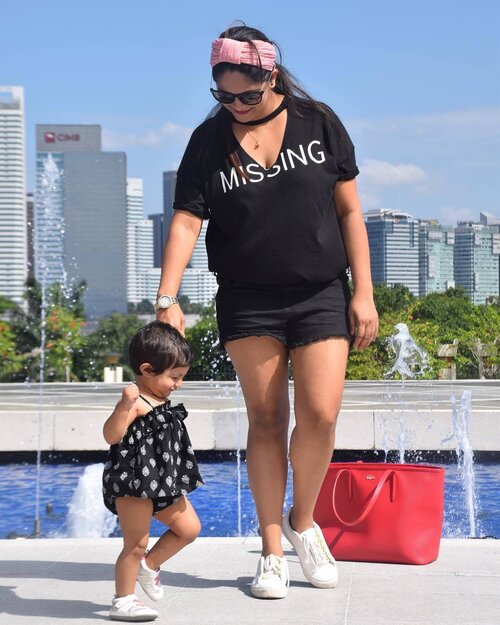 <div class="photoCaption">Another fav frm last weekend, she's got my style genes 😁 Legit !!
More photos on the blog later today.
#lookatthatfootlift #mylittlestylista .
.
.
.
.
.
.
.
.
.
.
.
.
#beforetheheadshave #mommyblogger #mommyandbaby #momblogger #matchingoutfits #lifestyleblogger #fashionblogger #malaysianblogger #fashionista #indianblogger #bloggerbabe #clozette #sapphireziva</div>