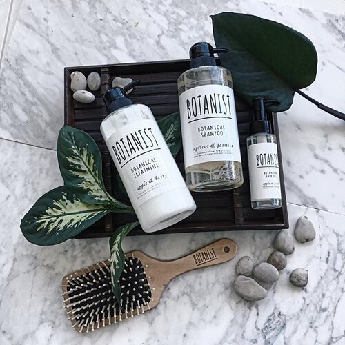 <div class="photoCaption">Super duper impressed by these @botanist_official products! Made with 90% plant-derived ingredients and pure water, this range is ultra gentle on my hair making it healthier looking 💁🏻Also it smells amazingggggg 💙
PS. This much loved brand from Japan has finally landed in @sephorasg 👍🏼
#bontanist #sephorasg .
.
.
.
.
.
.
.
.
.
.
.
.
#vscocam #lotd #motd #latergram #igsg #igdaily #igers #instadaily #vscosg #vscomakeup #makeup #selfie #botd #sgig #clozette #welovecleo #clozette #makeupoftheday #clozetter #sgmakeup #sgbeauty #sgbblogger #bbloggers #stylexstyle #sgbloggers</div>