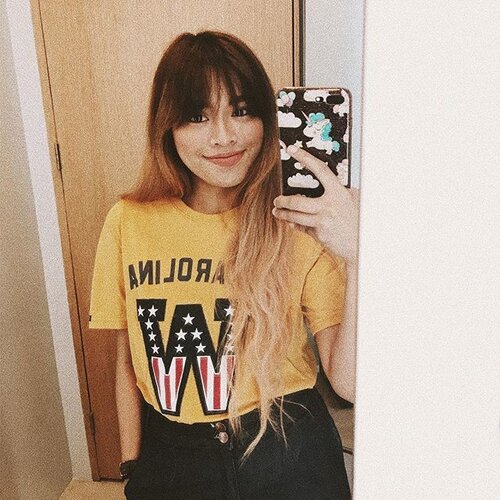 <div class="photoCaption">W.. -Two World. Hahahah! Relate fellow K-drama addicts? 😹 Selfie at @wranglerph #FittingRoom 🇺🇸 #YellowMellow #MensWear #Clozette</div>