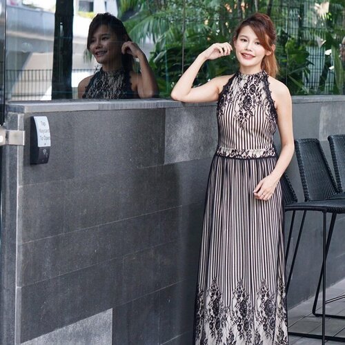 <div class="photoCaption">The details on this dress won me over 😍
👗: @thestagewalk #tswootd #maybelineootd</div>