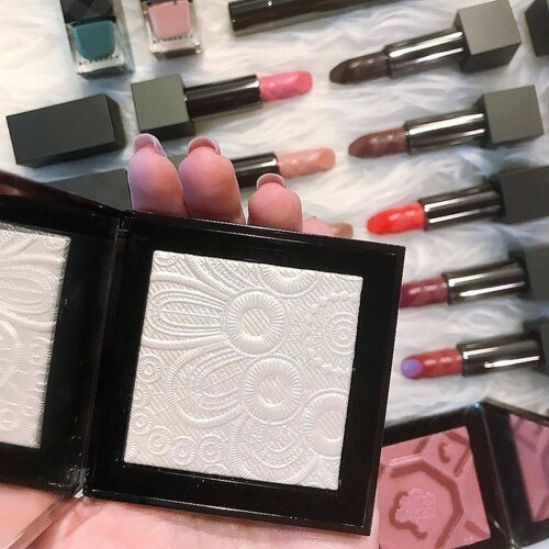<div class="photoCaption">Isn't this too pretty to be used? #BurberrySG Fresh Glow Highlighter ($94) is available in four shades. Apply the translucent power across your face and watch the light do the magic. Reach out for them whenever you need that runway glow ✨</div>