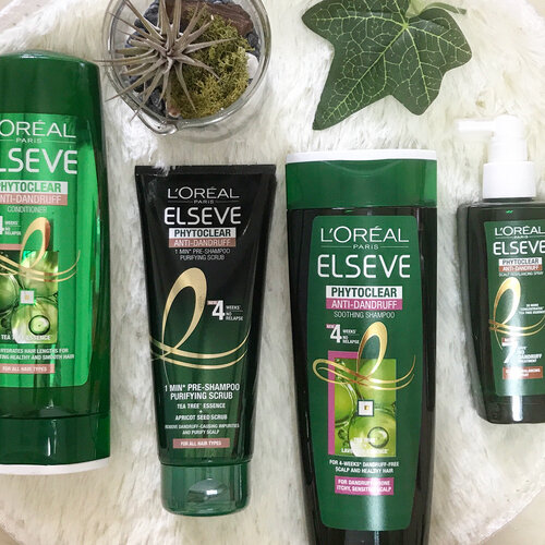 <div class="photoCaption">LÓreal Paris has a new range to help with your dandruff troubles– Meet the NEW LÓreal Paris Elseve Phytoclear Anti-Dandruff range infused with Tea tree oil to nourish your hair well while eliminating dandruff-causing organisms at the same time.
Plus, it includes the 1st Anti-Dandruff Scalp Rebalancing Spray to effectively fight dandruff relapse with continued use. Simply spray & massage into your scalp daily! The Phytoclear
range is silicone-free and is tailor-made for 3 types of scalp – Oily, Dry and Sensitive so you can find one that’s suitable for your scalp! Shop for them at leading personal care stores and supermarkets!
#dailyvanitysg #haircare #LorealParisSG #LorealPhytoclearSG #NaturallyDifferentSG</div>