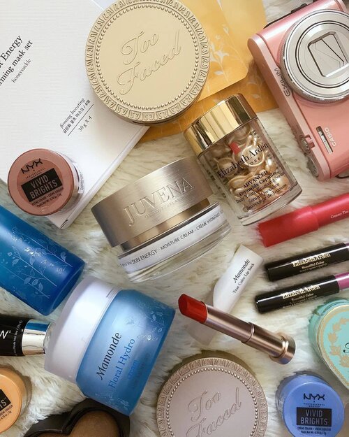 <div class="photoCaption">Special shoutout to some of my current favourites!!
- @juvenasingapore Moisture Cream - other than the luxe packaging, the cream is also rich and creamy in texture! - @mamondesingapore Floral Hydro Range smells really really good and the True Colour Lip Stick stays quite well on the lips!
- @elizabethardensg Ceramide Capsules is my latest addition to my daily skincare routine! Anti-Aging? I need more of them please! 💁🏻
- @nyxcosmetics_sg Vivid Brights certainly caught my attention! Swatches coming your way soon!
#mamondesg #elizabethardensg #elizabetharden #exilimsg #nyxsingapore</div>