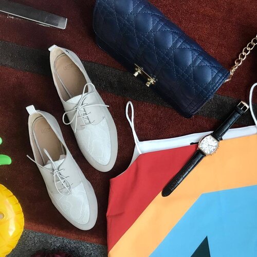 <div class="photoCaption">Happy #TGIF!!! 🤗🤗 Spot my new pair of #ugg shoes! UGG is having their GSS right now so shoe lovers~ Please add in Marina Bay Sands UGG as one of your shopping spots this weekend! #shopping #ugg #bluebellsg</div>