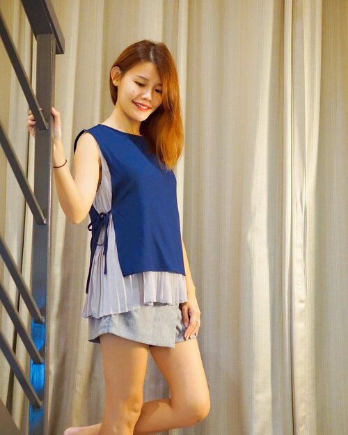 <div class="photoCaption">Pleats & more pleats.
Top & bottom both from @loveandbravery 😍
#maybelineootd</div>
