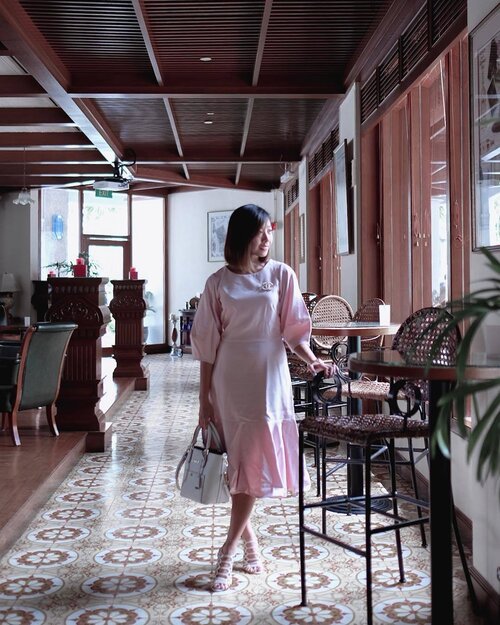 <div class="photoCaption">Why hello Friday 🤗 🌸the sweetest pink dress from @closet_london's latest RSVP collection ....#clozette #closetlondon #streetstyle_singapore #stylexstyle #sginfluencer #livewithstyle #sgbeauty #ootdcampaign #styyli #vscofashion #sgigstyle #sgstyle #palytte #ootdsingapore #lookbook #ootdmagazine #classyandfashionable #fashionblogger #travelblogger #chictopia #fashiongram #asseenonme</div>