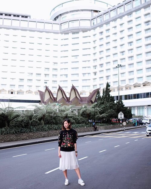 <div class="photoCaption">Spending my weekend up in the clouds at @resortsworldgenting. The @gentinghighlandspremiumoutlets is now open and there is so much shopping to be done with all the really good deals. See more on my Instastories before they disappear!....#clozette #genting #gentinghighland #malaysia #kualalumpur #travelblogger #exploremalaysia #igsg #streetstyle_singapore #stylexstyle #sginfluencer #livewithstyle #sgbeauty #ootdcampaign #styyli #vscofashion #sgigstyle #sgstyle# oo7d #ootdsingapore #lookbook #ootdmagazine #classyandfashionable #fashionblogger</div>
